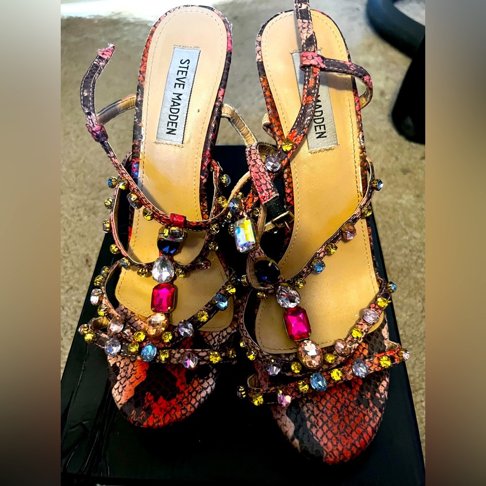 Steve Madden Jeweled pumps